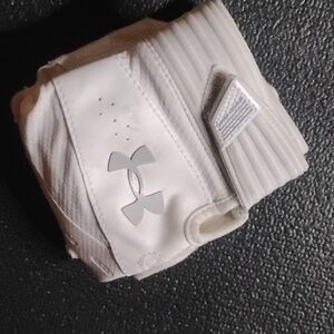 Under Armour Unisex White and Light Grey Sports Gloves